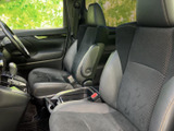 運転席と助手席は座面と背もたれにゆとりを感じる形状で、落ち着いて座れる印象です。前方や側方の窓から周囲を見渡しやすく、車内もすっきりしています。