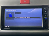画面上でオーディオソースを確認でき、ボタン類も近くにまとまった配置です。Bluetooth Audioの表示があり、音楽の再生方法を選ぶ際にも画面を見ながら操作できます。