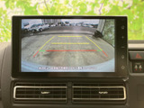 後方の映像に加えて目安となるガイドラインが表示され、駐車時の後方確認をサポートします。画面内で車両周辺の様子を把握しやすく、バック時の目安として日常の駐車に活用できます。