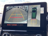 後方の映像に加えて車両周辺の表示も確認でき、駐車時の目安として活用できます。画面のガイドを参考にしながら周囲を確認できるため、バック時の安心感につながります。