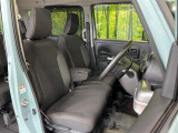 運転席まわりには十分なスペースがあり、大柄な方でもゆったり運転していただける環境です。