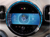 Apple CarPlay対応で、iPhoneのナビゲーションや音楽、通話などを車内ディスプレイから快適に操作。普段使い慣れたスマートフォンの機能を、ドライブでも便利に活用できます。