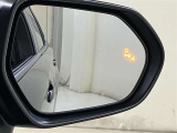【ブラインドスポットモニター】隣の車線を走る車両をレーダーで検知し、ドライバーでは見えない四角に存在する車両を検知するとドアミラーに搭載されたインジケータが点灯します