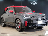 MINIのフロントグリルのデザインはイギリスで生まれた当初から、シルバーのサイドバーが折り重なった伝統的なデザインで御座います。その伝統はBMWのお車になってからでも少しずつ形を変えて守られております