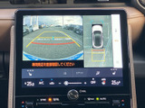 後方映像に加えて車両周辺を上から見た表示も確認でき、駐車時の周囲把握をサポートします。画面上の目安線も参考にしながら、周囲を直接確認してゆっくり操作いただけます。