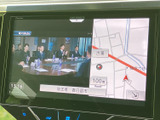 ナビゲーションと映像を同じ画面上で確認できる表示に加え、下部にはAV操作の案内も配置されています。