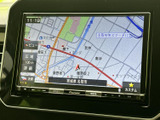 現在地周辺の道路や施設名を画面上で確認でき、目的地までのルート設定にも活用できます。地図の縮尺や表示を切り替えながら、見慣れない場所への移動や日常のお出かけをサポートする便利な装備です。
