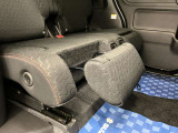 【マルチユースフラップ】フラップの位置や角度を調節することで、オットマンや足のサポート、荷物の落下防止といった様々な機能を活用できます。