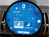 MINIのメーターパネルは円をコンセプトにデザインされております。おしゃれで愛嬌のあるMINI独自のデザインに惹かれる方は数多くいらっしゃいます。