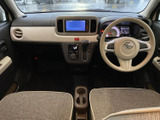中央の画面と周囲の表示が運転席から確認しやすく、視線を移しやすい配置です。画面や各スイッチがまとまっているため、乗車中も必要な情報を把握しやすく、日常の移動をサポートします。