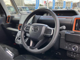 運転席まわりは視界が広く、前方の確認がしやすいレイアウトです。シートに座った際も各部が見渡しやすく、すっきりした空間で毎日の移動を快適に始められます。