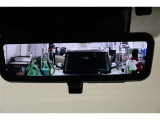 電子インナーミラーです。バックドア内側のカメラでインナーミラーに後方映像を表示します。大人数乗車していても、荷物が多くても後方確認が難なく出来ます。ハイエースのように大きな車にはとても便利ですね。