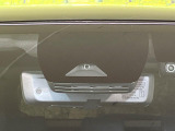 【プリクラッシュセーフティ】前方の車両等を検知し、衝突しそうな時は警報で注意を促し、ブレーキを踏む力をサポート。ブレーキを踏めなかった場合は衝突被害軽減ブレーキが作動、衝突回避をサポートします。