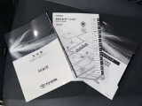 メンテナンスノート、取扱説明書です。 その車の整備記録が事細やかに記録されています。 車が生まれてから今までどのような道を歩んできたのか判るとても重要な物ですよ。
