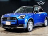 MINIのフロントグリルのデザインはイギリスで生まれた当初から、シルバーのサイドバーが折り重なった伝統的なデザインで御座います。その伝統はBMWのお車になってからでも少しずつ形を変えて守られております