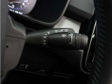 雨滴を自動感知して展開量を自動調整するレインセンスワイパーも標準搭載。突然のゲリラ豪雨や霧雨の続く中でのトンネル連続通過など、騒がしく手を動かす必要はもうありません。