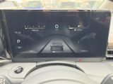 速度やシフト位置、燃料残量などを画面に表示し、運転に必要な情報をまとめて確認できます。表示内容が見渡しやすく、走行中も状況を把握しやすい構成です。