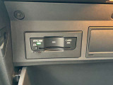 グローブボックス内にすっきりと収まる純正ETC2.0対応車載器。高速道路の料金所をスムーズに通過でき、防犯面でも安心です。