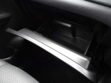 グローブボックス。車検証ブックや小物などが収納できるスペースがあります。