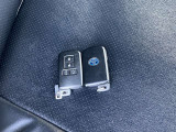 スマートエントリーキーシステムです。鍵を持っていればドアロック、解除、エンジン始動も楽チンです。イチイチ鍵を出す手間も無くなりますよ。悪天候時にも重宝しますね。