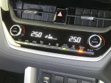 【オートエアコン】車内温度を感知して自動で温度調整をしてくれるのでいつでも快適な車内空間を創り上げます!どの席に座っても快適なドライブが楽しめます♪