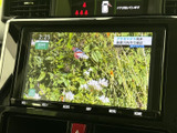 テレビ画面を備えており、停車中に映像やテレビ番組を視聴できます。お出かけ先での休憩時間などに活用できる、車内で過ごす時間を便利にする装備です。
