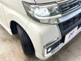 【LEDヘッドライト】悪天候や夜間走行時も良好な視界を確保し安心して運転できる高輝度LEDヘッドライトを装備!点灯速度が早く、消費電力も抑えられています。
