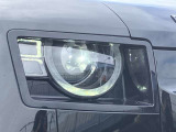 【LEDヘッドライト(シグネチャーDRL付)】常時デイライトが点灯しており、ディフェンダーの印象とカーブミラーに映るライトで事故防止を兼ね備えております!