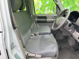 明るい色合いでまとめられた車内は、窓から外の景色を見渡しやすく、開放感があります。座面と背もたれにはゆとりが感じられ、乗り降りしやすい室内で日々の移動も快適です。