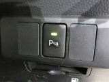 【クリアランスソナー】駐車時などに障害物へ近づくと、警告音やメーター表示で知らせてくれます。