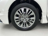 アルミホイールが車の雰囲気を引き立てますね!