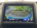 後方の映像とガイドラインを画面で確認でき、駐車時や後退時の周囲確認に役立ちます。車両後方の位置関係を把握しやすく、車庫入れなど日常の駐車をサポートする装備です。