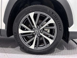 アルミホイールを装備、タイヤサイズは225/50R18です。