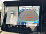 後方の映像に加えて車両周辺の表示も確認でき、駐車時の安全確認をサポートします。ガイド線を目安に後方との距離や位置を把握しやすく、車庫入れにも便利です。