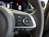 アダプティブクルーズコントロール機能付きです。走行中に先行車の様子を検知しながら、設定した車速の範囲内で先行車との距離のキープを支援します。詳細は販売店スタッフまでおたずねください。