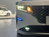 夜間走行の様々な局面に対し、LEDヘッドランプで視認性をしっかり確保。ハロゲンヘッドランプのおおよそ2倍の光量で、広範囲に明るくドライバーをサポートしてくれます。