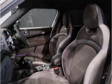 MINIの少し硬めのシートは乗り降りもしやすく、長距離ドライブでも疲れにくいように設計されております!