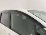ドアバイザーも付いています。雨の日に少し窓を開けても、雨水が入りにくく、喫煙する方などにも強い味方です。