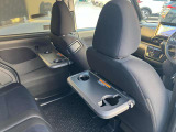 運転席と助手席のシートバックに収納式のトレイ付きドリンクホルダーを装備しています。ドライブの時など便利です。