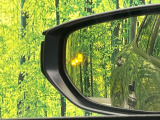 【ブラインドスポットモニター】走行中、ドアミラーの死角になりやすい箇所に後続車が接近するとサイドミラーのレンズに警告を表示!ドライバーに注意喚起をしてくれます。