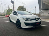 ルノー メガーヌ ルノー・スポールの右前から見た外観です。車両全体のバランスが分かりやすい一枚です。