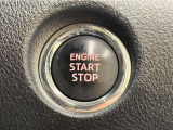 エンジンスタートボタンです。キーが車内にあれば、エンジンの始動・停止はブレーキを踏んでスイッチを押すだけ!キーを取り出す手間を省き、ワンプッシュでエンジンを操作するので簡単でスムーズです。