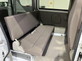 窓から自然光が入る後席は、落ち着いた色合いのシートでゆったり過ごせる空間。乗り降りしやすいスライドドアからアクセスでき、同乗者にも配慮した室内です。日常のお出かけにも使いやすい後席スペースです。