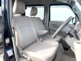 運転席まわりには十分なスペースがあり、大柄な方でもゆったり運転していただける環境です。