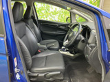 運転席まわりを見渡しやすく、シートに腰掛けた際も前方の視界が広がります。黒を基調とした室内で、落ち着いて過ごせる空間です。