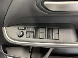 パワーウィンドウスイッチで運転席から全席の窓の開閉ができます♪