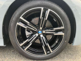 【BMWアロイホイル】軽量かつ強度に拘ったアロイホイル。走行性能ポテンシャルを引き出す設計。車の足元を引き締めてくれる大きなポイントはアロイホイルです。