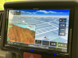 地図表示に加えてオーディオ関連の画面も確認でき、行き先の確認や各種機能の利用をまとめて行えます。画面上の案内表示が見やすく、普段使いでも扱いやすい装備です。