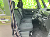 前席はゆとりある空間で、運転席から前方や左右を見渡しやすいレイアウトです。座面と背もたれには落ち着いた色合いの表皮を採用し、毎日の乗り降りにもなじむ室内です。