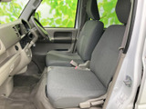 前席は運転席と助手席が並び、明るい色調の室内で落ち着いて過ごせる空間です。窓からの見通しもよく、座面と背もたれにゆとりがあり、通勤や普段のお出かけにも使いやすい印象です。